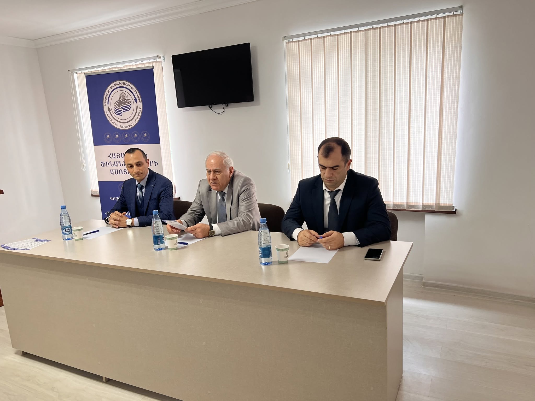ԱՐՄԱՎԻՐՈՒՄ ՀԱՆԴԻՊՈՒՄ ԳՈՐԾԱՐԱՐՆԵՐԻ ՀԵՏ