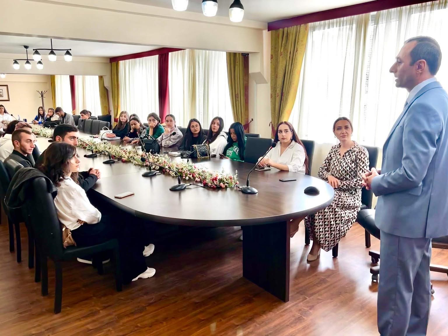 ՀԱՆԴԻՊՈՒՄ ՀԱՅԱՍՏԱՆԻ ԵՎՐՈՊԱԿԱՆ ՀԱՄԱԼՍԱՐԱՆԻ ՈՒՍԱՆՈՂՆԵՐԻ ՀԵՏ