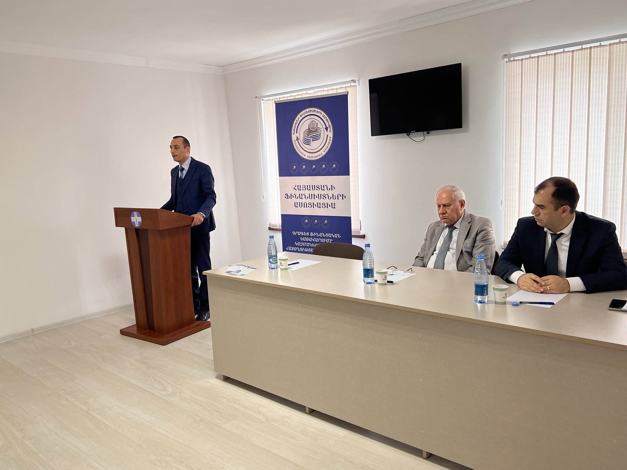 ԱՐՄԱՎԻՐՈՒՄ ՀԱՆԴԻՊՈՒՄ ԳՈՐԾԱՐԱՐՆԵՐԻ ՀԵՏ