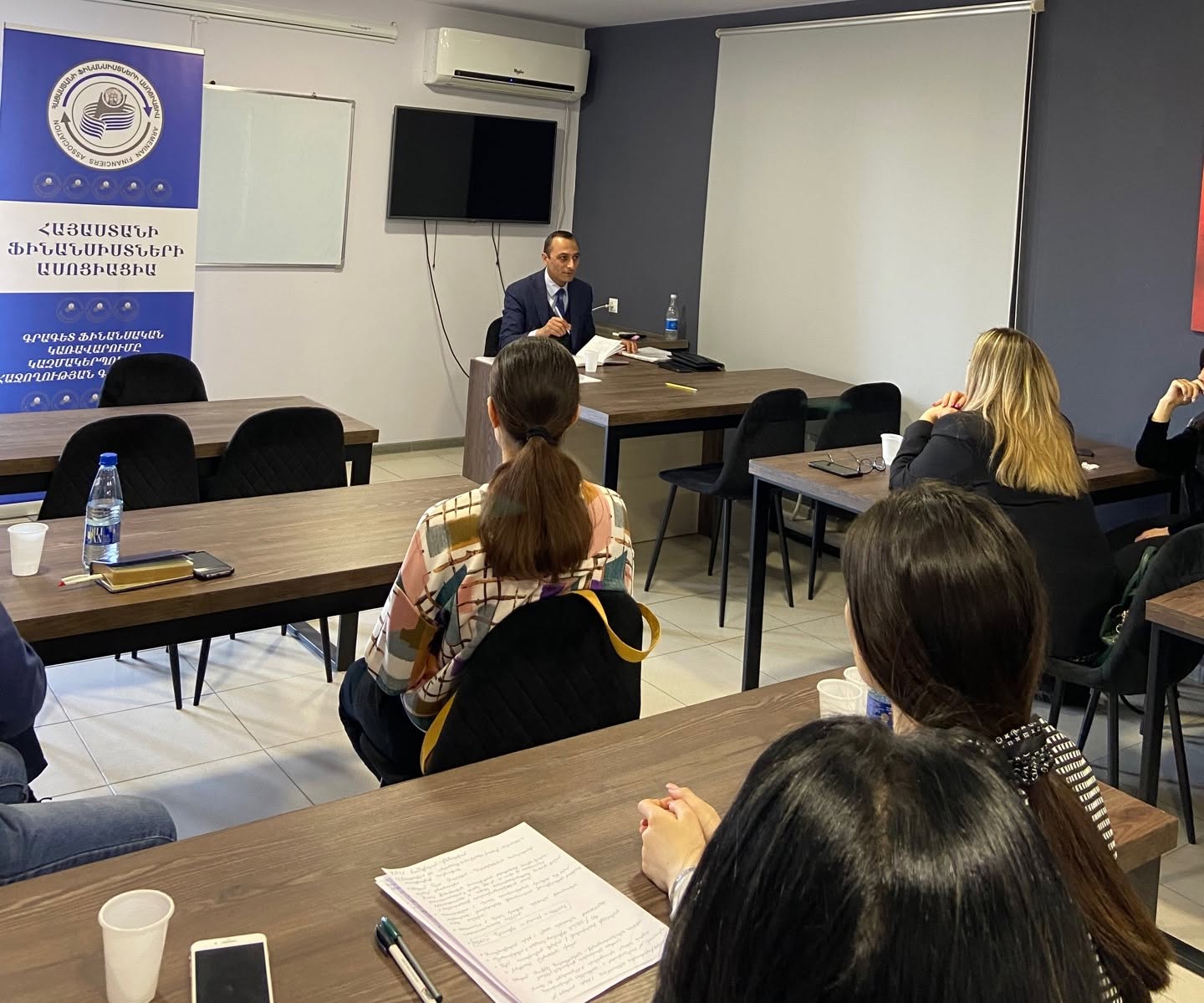ՖԻՆԱՆՍԻՍՏԻՆ ՀԱՆԴԻՊՈՂ ԱՌԱՋԻՆ 3 ԽՆԴԻՐՆԵՐԸ - ՔՆԱՐԿՈՒՄ