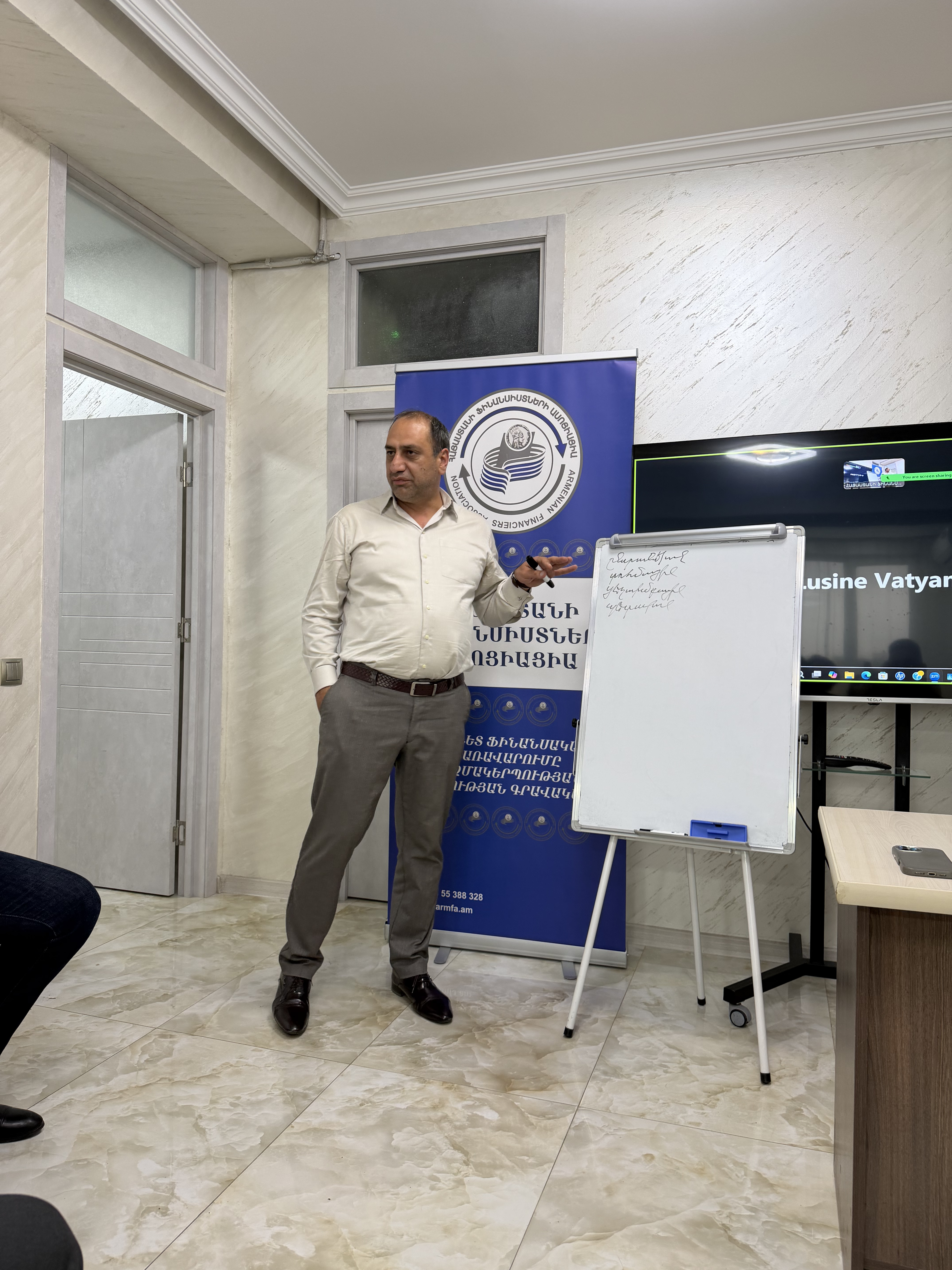 ԿԱՌԱՎԱՐՈՒՄ ԵՎ ԱՐԴՅՈՒՆԱՎԵՏՈՒԹՅՈՒՆ ԹԵՄԱՅՈՎ ՍԵՄԻՆԱՐ-ՔՆՆԱՐԿՈՒՄ