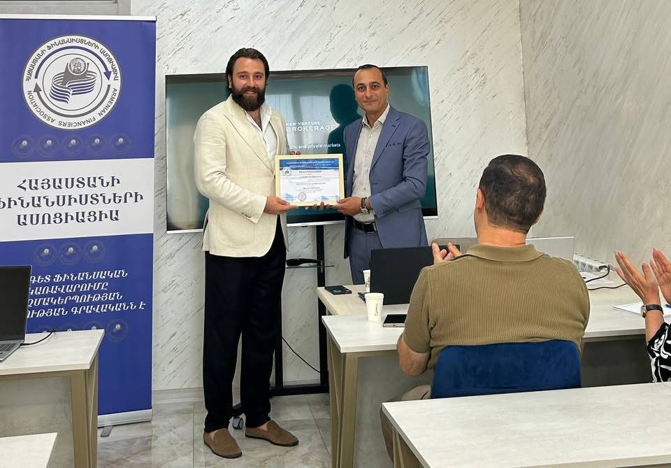 ՆԵՐԴՐՈՒՄՆԵՐ՝ ԱՌԱՆՑ ՍԱՀՄԱՆՆԵՐԻ - ՍԵՄԻՆԱՐ-ՔՆՆԱՐԿՈՒՄ